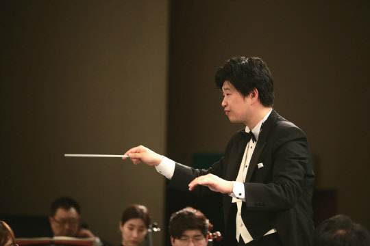 정헌은 오스트리아 그라츠 음대에서 관현악 지휘 전공으로 학사·석사 과정을 졸업했다. 유학 중 남서독일 필하모닉 콘스탄츠, 헝가리 사바리아 심포니 등을 지휘한 바 있으며, 귀국 후 서울시향을 5회에 걸쳐 객원지휘하며 두각을 나타냈다. 창작음악에 대한 애정으로 대한민국 실내악제전, 창악회, 범음악제 등과 긴밀히 협업해왔으며, 앙상블 텐텐을 창단해 이끌고 있다.